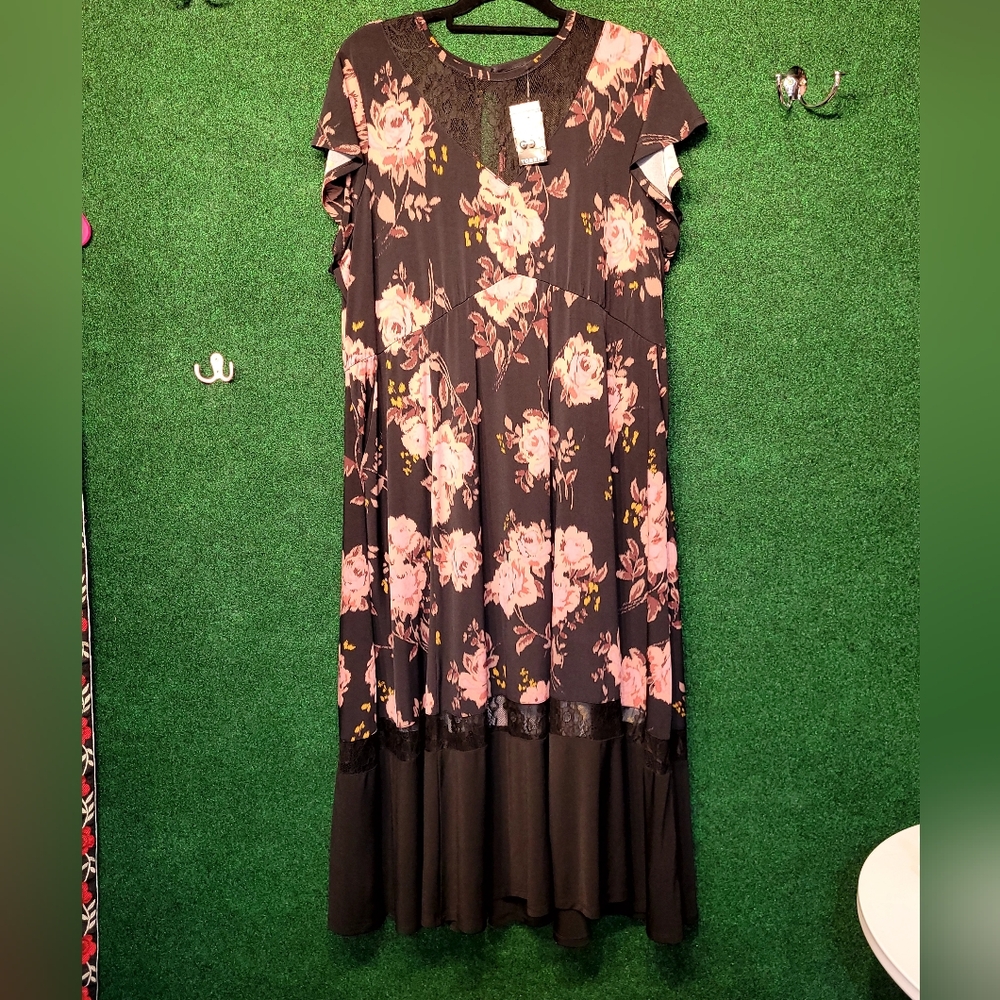658 NWT Torrid Floral Black and Pink Dress